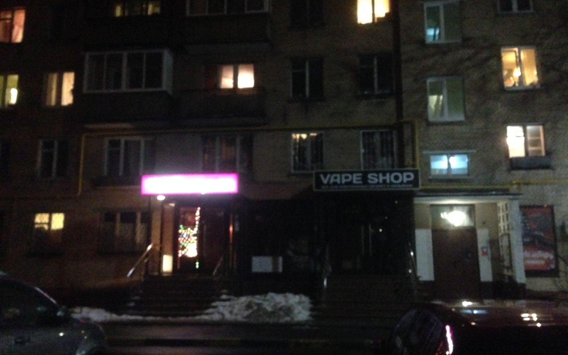 Новогиреево. «У вейп-шопа остановите, пожалуйста!». Фото: Шохин